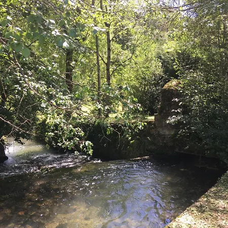 Au Bord De L'eau Bed & Breakfast