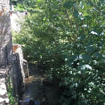 Au Bord De L'eau Bed & Breakfast *