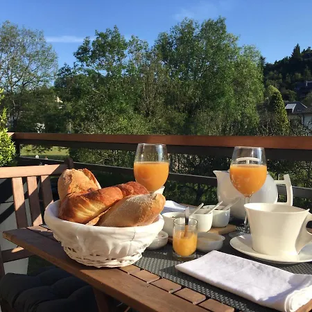 Au Bord De L'eau Bed and breakfast